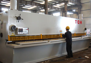 大型數(shù)控剪板機(jī)